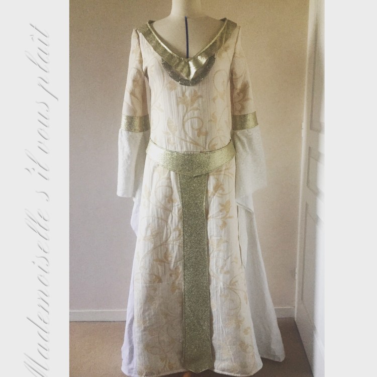 Robe femme moyen âge écrue et dorée. 